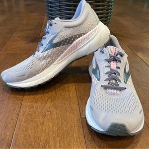 Women’s Brooks Adrenaline GTS 21 Size 10